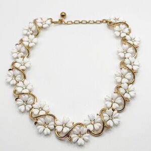 Trifari Daisy Fkowers Rhinestone Plastic Necklace 16” READ